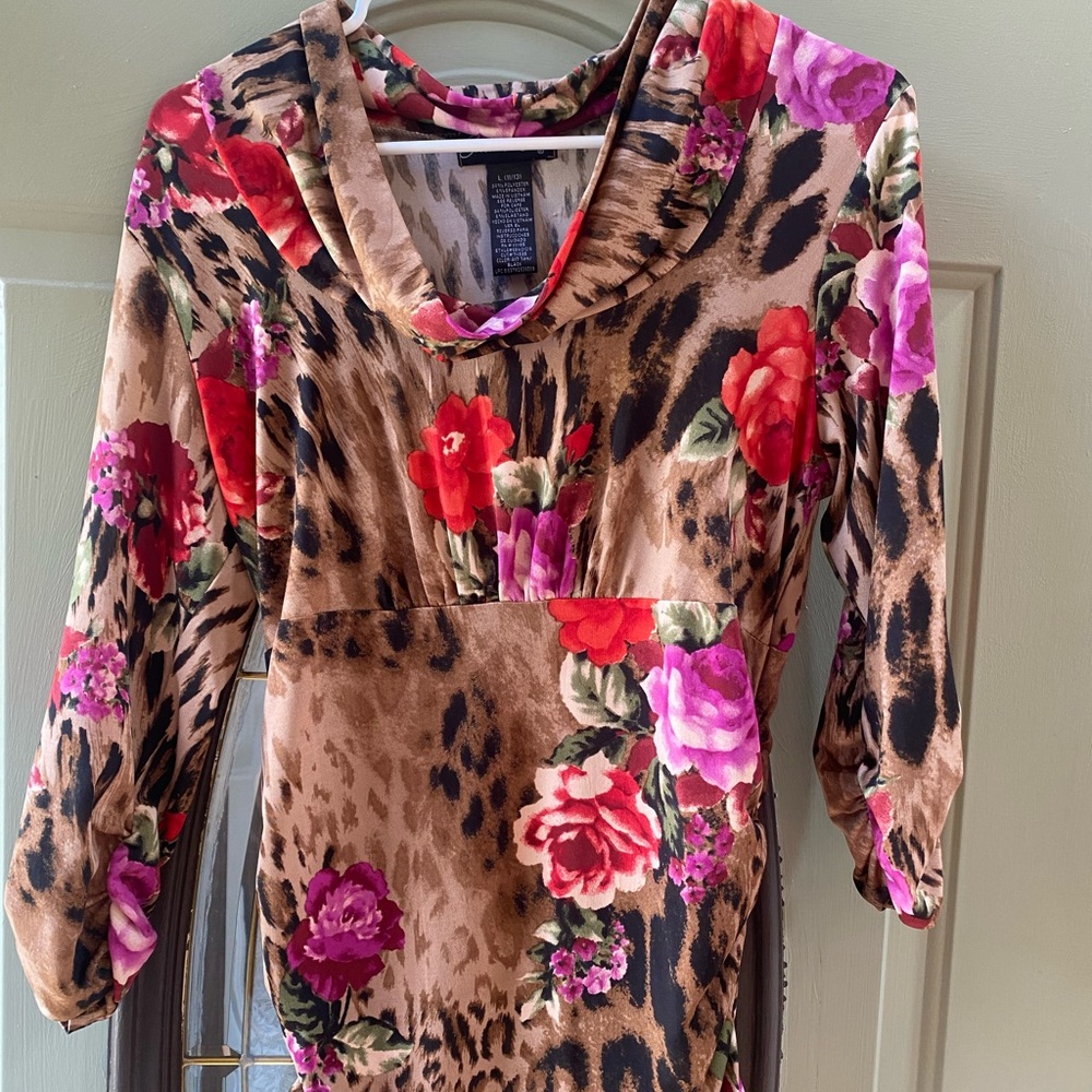 Adorable animal print shirt! Shirt has a super cute neckline w/ ruched sleeves.